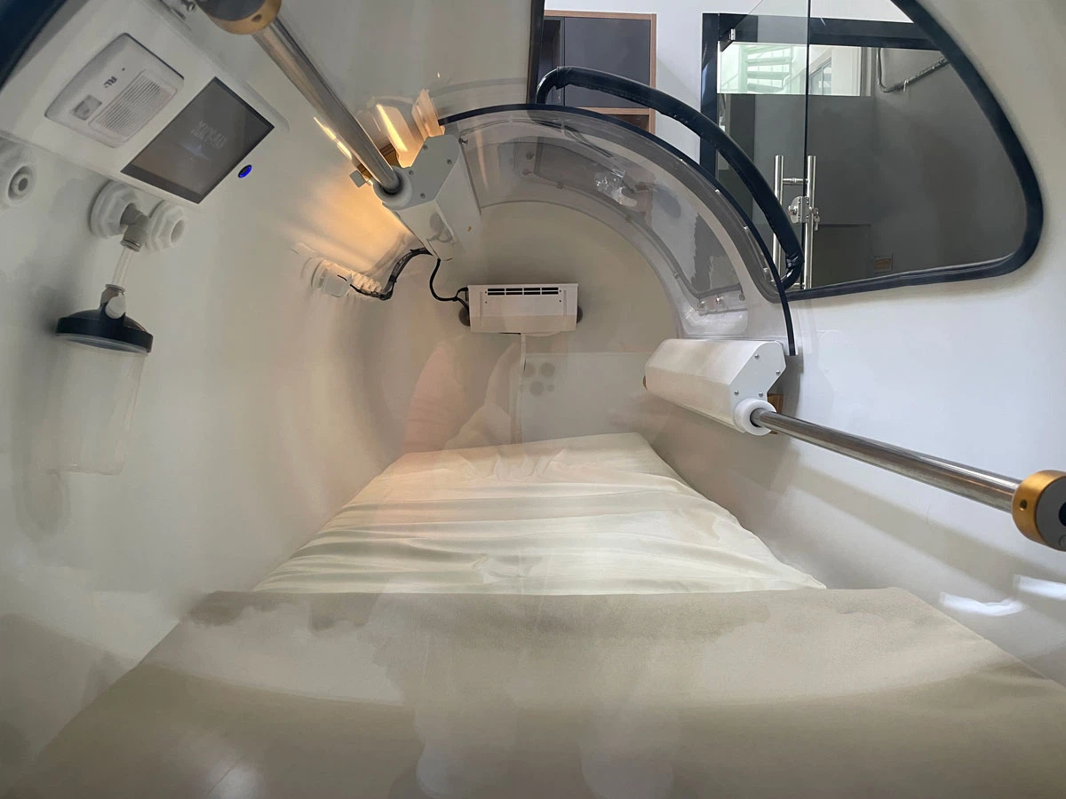 2.0ATA Three-viewport hard-shell Hyperbaric Chamber Dia90 Interior 2.0ATA Three-viewport hard-shell Hyperbaric Chamber Dia90 Interior